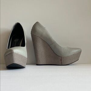 Rock & Republic Light Gray Wedges
